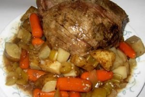 Slow Cooker Top Round Roast with Potatoes & Vegtables